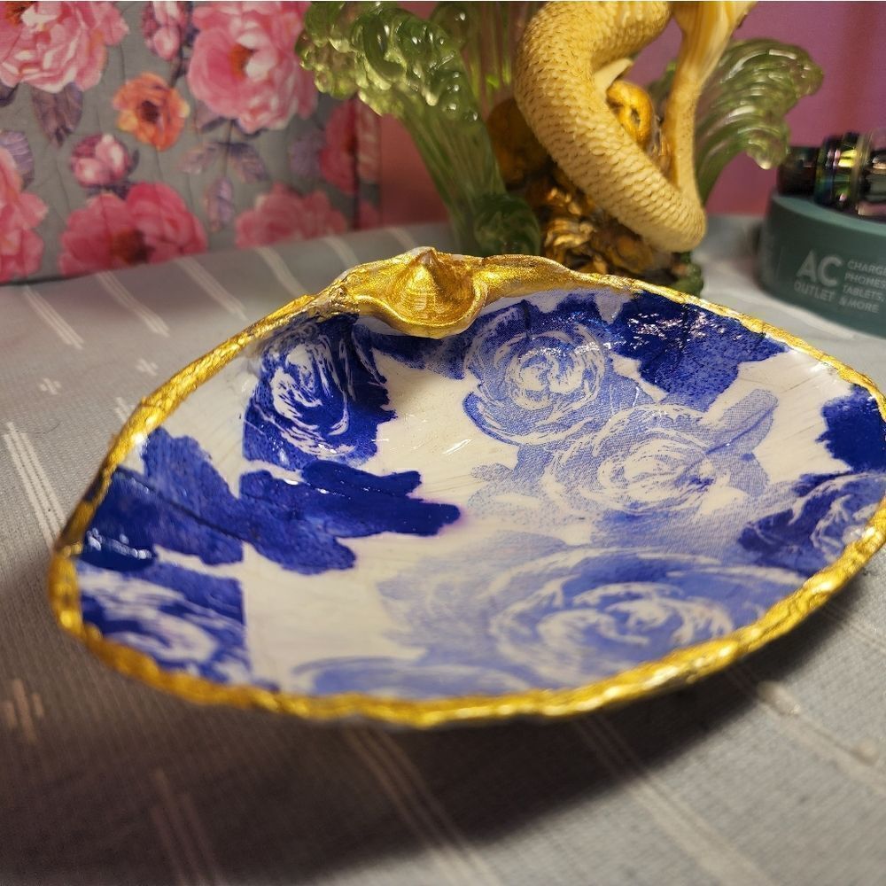 DECOUPAGE CLAM SHELL DECOUPAGE PURPLE FLOWERS ON A CLAM SHELL TRINKET DISH - Picture 5 of 10
